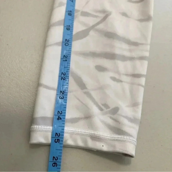 ATHLETA Salutation Stash Gray Zebra Stripe 7/8 Tight Leggings Size Large - Picture 9 of 13